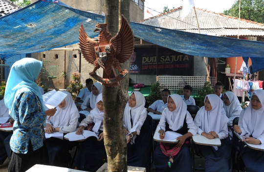 Tak Punya Bangunan, SMP di Bogor Ubah Halaman Rumah Warga Jadi Sekolah