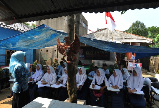 Tak Punya Bangunan, SMP di Bogor Ubah Halaman Rumah Warga Jadi Sekolah