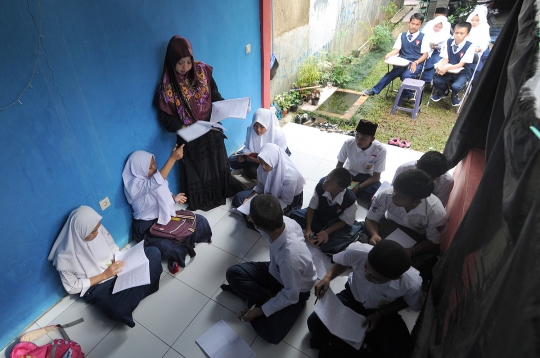 Tak Punya Bangunan, SMP di Bogor Ubah Halaman Rumah Warga Jadi Sekolah