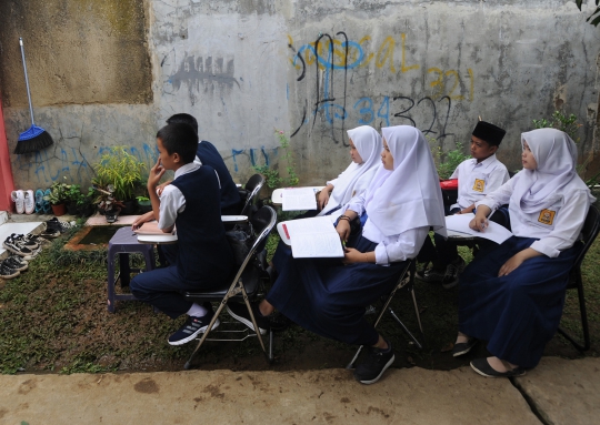 Tak Punya Bangunan, SMP di Bogor Ubah Halaman Rumah Warga Jadi Sekolah