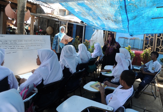 Tak Punya Bangunan, SMP di Bogor Ubah Halaman Rumah Warga Jadi Sekolah