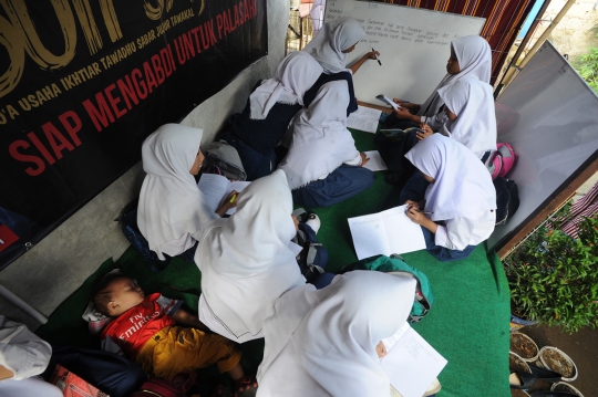 Tak Punya Bangunan, SMP di Bogor Ubah Halaman Rumah Warga Jadi Sekolah