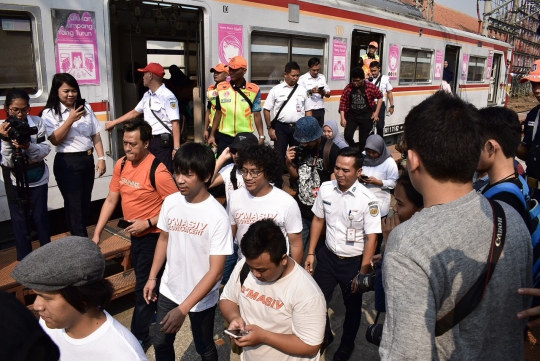 Hari Pelanggan Nasional 2019, D'Masiv Sapa Pengguna KRL di Stasiun Manggarai