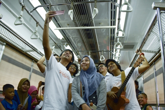 Hari Pelanggan Nasional 2019, D'Masiv Sapa Pengguna KRL di Stasiun Manggarai