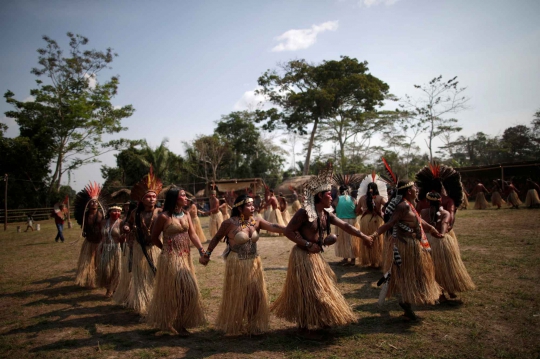 Akhiri Pembakaran Hutan, Suku Amazon Gelar Ritual Ini