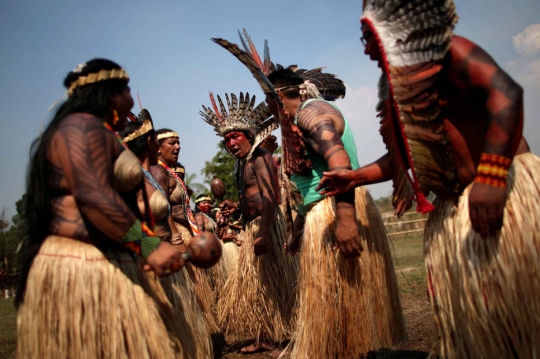 Akhiri Pembakaran Hutan, Suku Amazon Gelar Ritual Ini