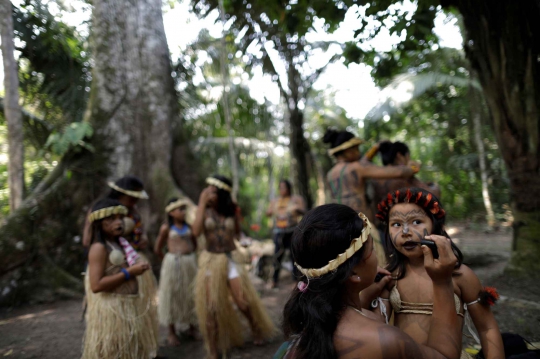 Akhiri Pembakaran Hutan, Suku Amazon Gelar Ritual Ini