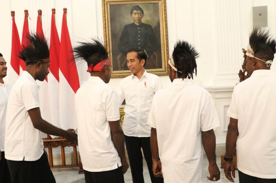 Presiden Jokowi Makan Siang Bersama Warga Nduga dan Yapen