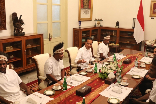 Presiden Jokowi Makan Siang Bersama Warga Nduga dan Yapen