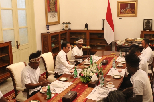 Presiden Jokowi Makan Siang Bersama Warga Nduga dan Yapen