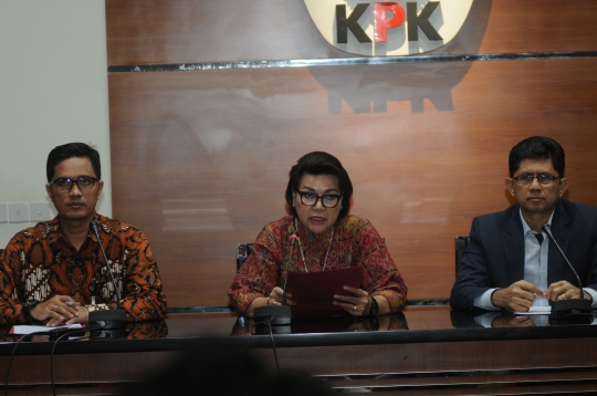 KPK Tunjukkan Barang Bukti OTT Bupati Muara Enim