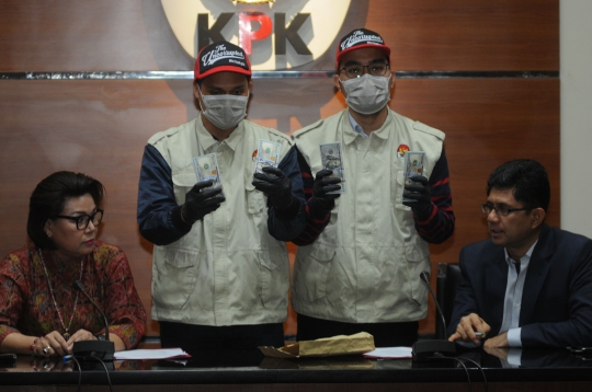 KPK Tunjukkan Barang Bukti OTT Bupati Muara Enim