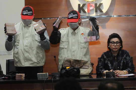 KPK Tunjukkan Barang Bukti OTT Sejumlah Pejabat di Bengkayang