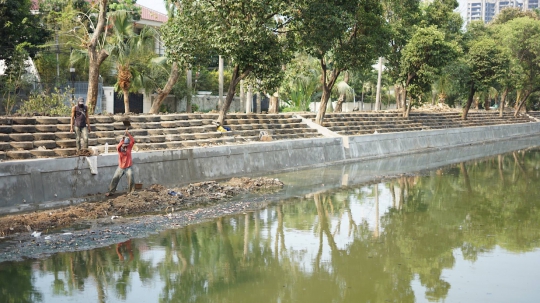 Memanfaatkan Ban Bekas Jadi Turap Kali Ancol