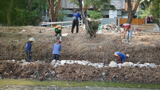 Memanfaatkan Ban Bekas Jadi Turap Kali Ancol