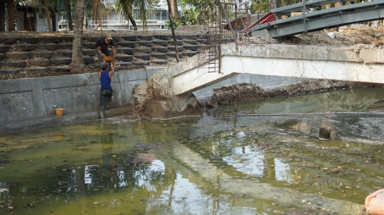 Memanfaatkan Ban Bekas Jadi Turap Kali Ancol