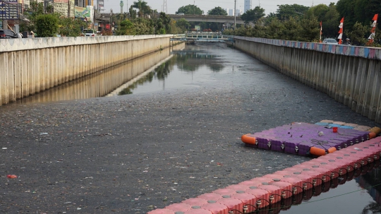 Aliran Kali Item Dipenuhi Sampah