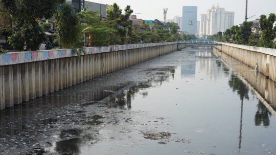 Aliran Kali Item Dipenuhi Sampah