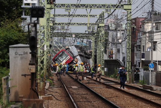Kereta Tabrak Truk di Jepang, 35 Orang Terluka