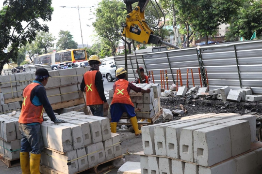 Meninjau Progres Revitalisasi Trotoar Salemba Raya