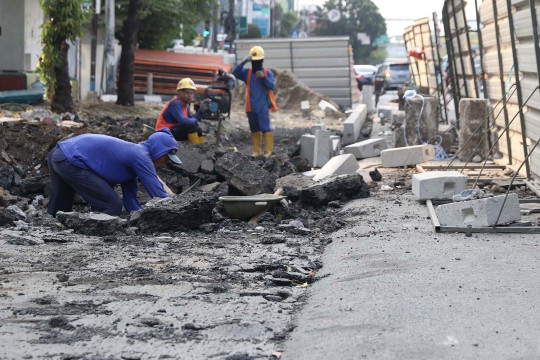 Meninjau Progres Revitalisasi Trotoar Salemba Raya