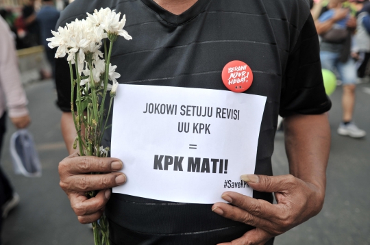 Aksi Bagi Bunga untuk Selamatkan KPK