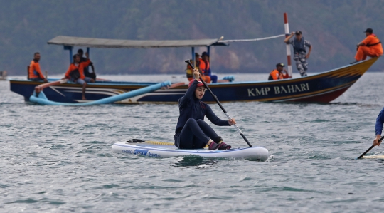 Cantiknya Istri Bupati Trenggalek Saat Berolahraga Stand Up Paddle