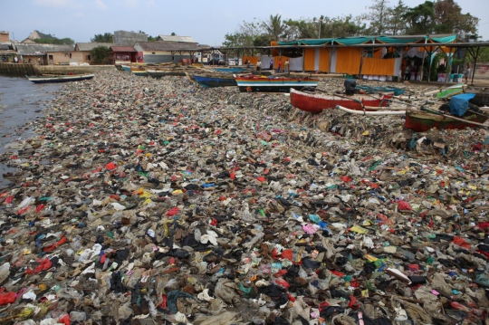 Kondisi Pantai Berselimut Sampah di Lampung