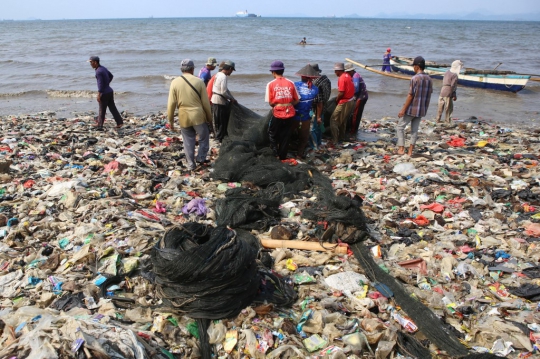 Kondisi Pantai Berselimut Sampah di Lampung