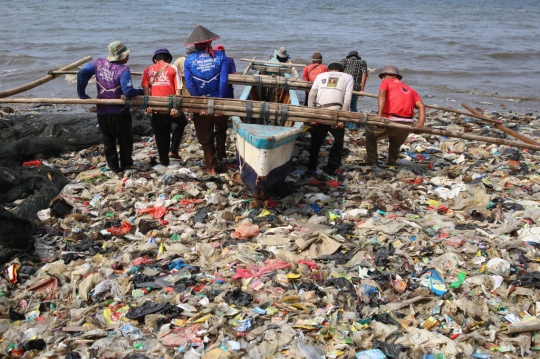 Kondisi Pantai Berselimut Sampah di Lampung