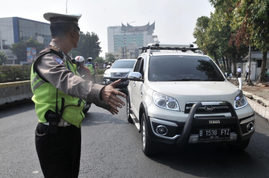 Penindakan Sistem Ganjil Genap di Jalan Salemba Raya