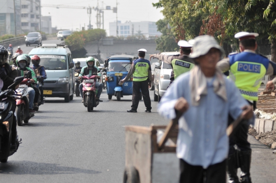 Penindakan Sistem Ganjil Genap di Jalan Salemba Raya