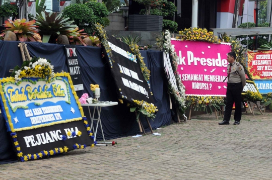 Protes Revisi UU, Karangan Bunga Hiasi Gedung KPK