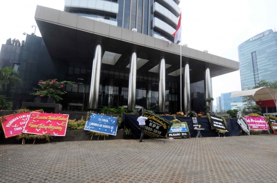 Protes Revisi UU, Karangan Bunga Hiasi Gedung KPK