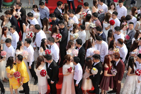 Momen Pernikahan Massal Warga Malaysia di Tanggal Cantik