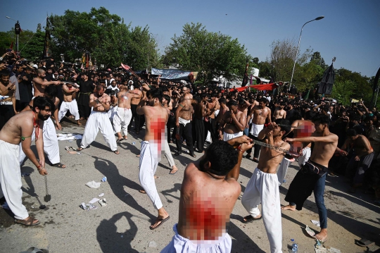 Ritual Berdarah Muslim Syiah Warnai Perayaan Asyura