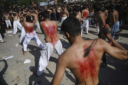 Ritual Berdarah Muslim Syiah Warnai Perayaan Asyura