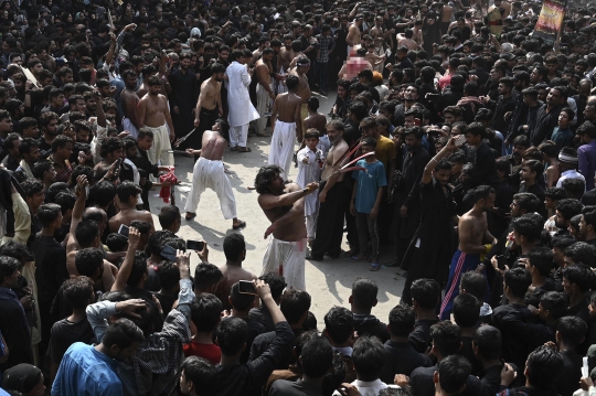 Ritual Berdarah Muslim Syiah Warnai Perayaan Asyura