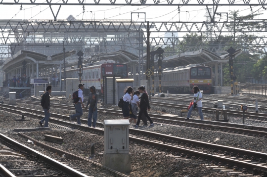 Tidak Ada Jembatan, Warga Nekat Menyeberangi Jalur Kereta Api