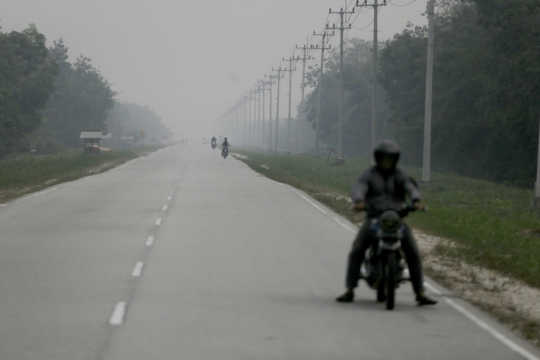 Kondisi Kabut Asap Pekat Selimuti Pekanbaru