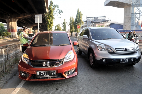 Penindakan Pelanggar Sistem Ganjil Genap di Pintu Keluar Tol