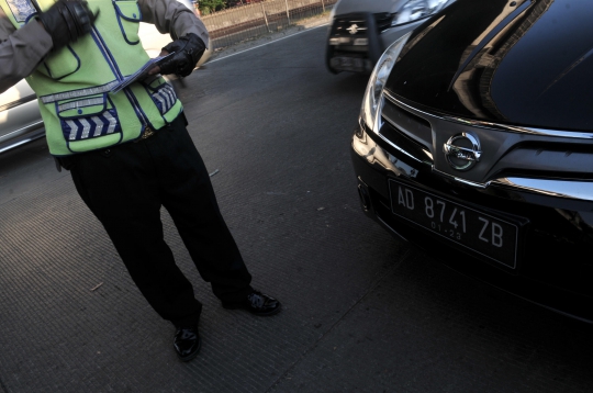 Penindakan Pelanggar Sistem Ganjil Genap di Pintu Keluar Tol