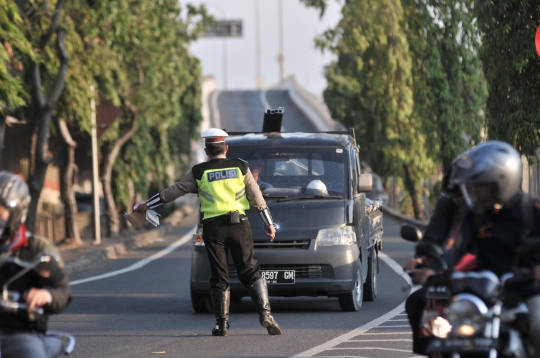 Penindakan Pelanggar Sistem Ganjil Genap di Pintu Keluar Tol