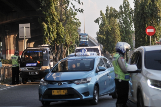 Penindakan Pelanggar Sistem Ganjil Genap di Pintu Keluar Tol