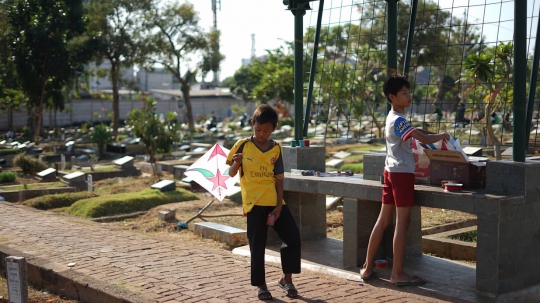 RTH Terbatas, Anak-Anak Bermain di TPU Karet Bivak