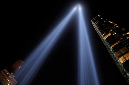 Mengenang Tragedi 11 September, Tribute in Light Sinari Langit New York