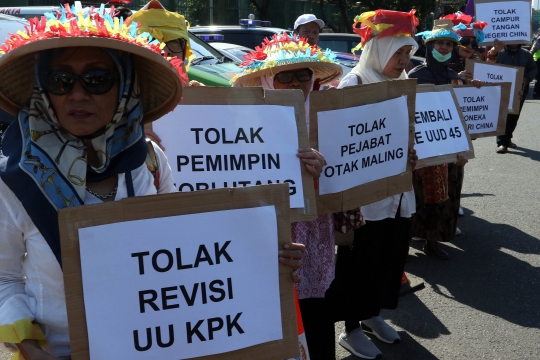 Massa Pro dan Kontra Revisi UU KPK Demo di Depan DPR