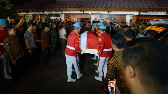 Berselimut Bendera Merah Putih, Peti Jenazah BJ Habibie Tiba di Rumah Duka