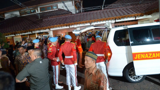 Berselimut Bendera Merah Putih, Peti Jenazah BJ Habibie Tiba di Rumah Duka