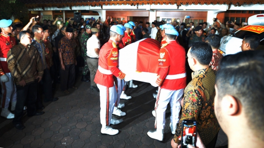 Berselimut Bendera Merah Putih, Peti Jenazah BJ Habibie Tiba di Rumah Duka